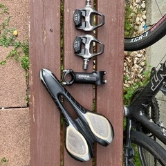 ロードバイクのサドル　ペダル等