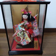 ガラスケース入り日本人形