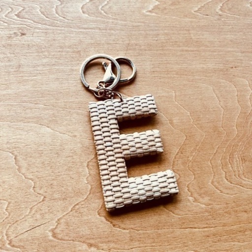 ナンタケットバスケット　イニシャルEキーホルダー