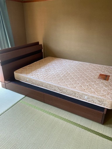 ダブルベッド　マットレスつき。綺麗です！今月まで！