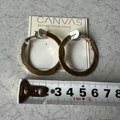 アメリカで購入　新品　ゴールドピアスの画像