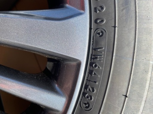 夏タイヤホイール付き、　センターキャップ、ナット付き　新車外し　新型ヴォクシー