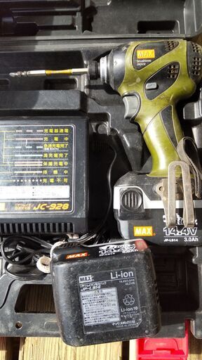 MAXの14.4V　プロ用充電丸鋸（PJ-CS51）とインパクトドライバー（PJ-ID143）、ライトのセットです。それぞれケース付です。
