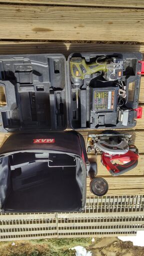 MAXの14.4V　プロ用充電丸鋸（PJ-CS51）とインパクトドライバー（PJ-ID143）、ライトのセットです。それぞれケース付で