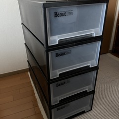 Beautの押入れ用収納ケース4つです。