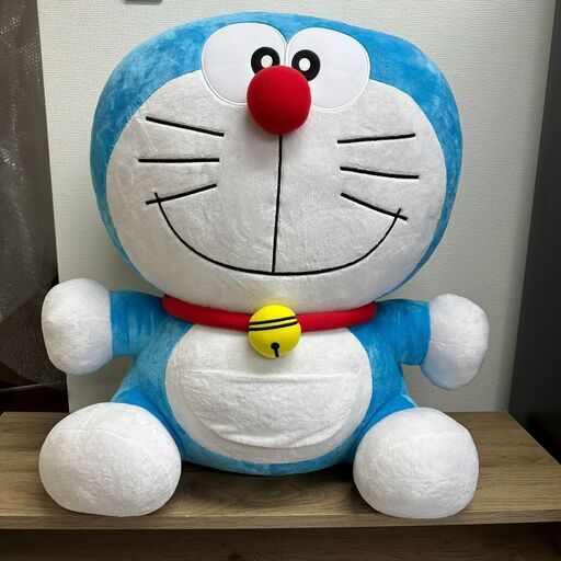 ドラえもん ぬいぐるみ 特大 ドラえもん』きらきらのラメ入り生地の特大ぬいぐるみがプライズ