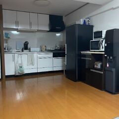 冷蔵庫　ソファ　食器棚の画像