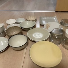 【食器　お皿　ビン類】です。