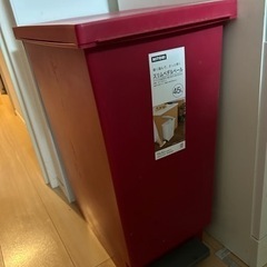 ゴミ箱　スリムペダルペール　赤　レッド　ニトリの画像
