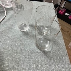 割れ抜くいコップ　三脚プラス1脚