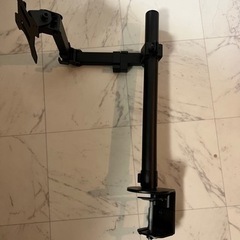 モニターとモニターアームの画像