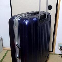 フレームタイプのスーツケース(たぶん90Ｌ)の画像