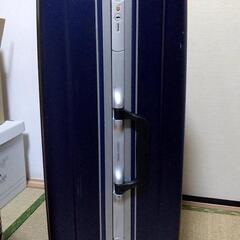 フレームタイプのスーツケース(たぶん90Ｌ)の画像