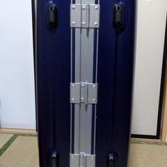 フレームタイプのスーツケース(たぶん90Ｌ)の画像