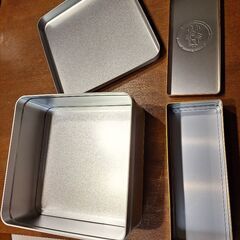 お煎餅入ってた容器、缶の画像