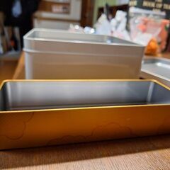 お煎餅入ってた容器、缶の画像