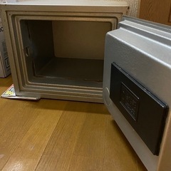 セキュリティ用品  金庫  鍵 ・ダイヤル番号付きの画像