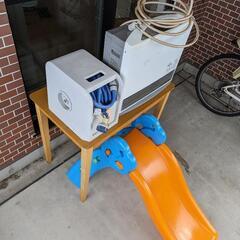 ガスファンヒーター、机、延長ホース、子供遊具の画像