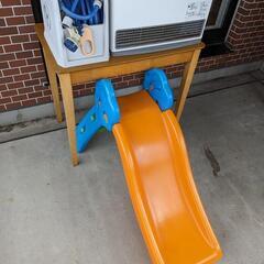 ガスファンヒーター、机、延長ホース、子供遊具の画像