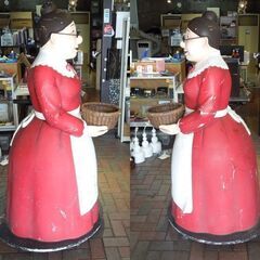 ステラおばさん風 等身大フィギュア 像 約160cm 台座キャスター 看板 オブジェ 赤い服の女性 札幌市 東区 新道東店の画像