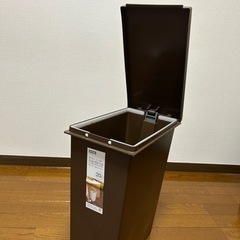 ニトリ ペダル式ゴミ箱 スリムペダルペール 20Lの画像