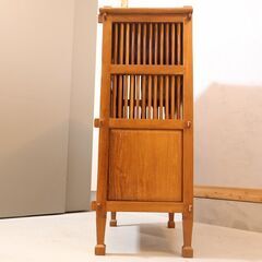 アジアンテイストな格子が個性的なチーク材 リビングボードです。収納量も抜群なのにコンパクトなサイズ感で、オリエンタルな雰囲気は和洋問わず様々なシーンで活躍してくれるキャビネットです♪ の画像