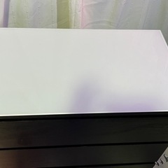 ガラス天板⭐️オシャレ　三段チェストの画像