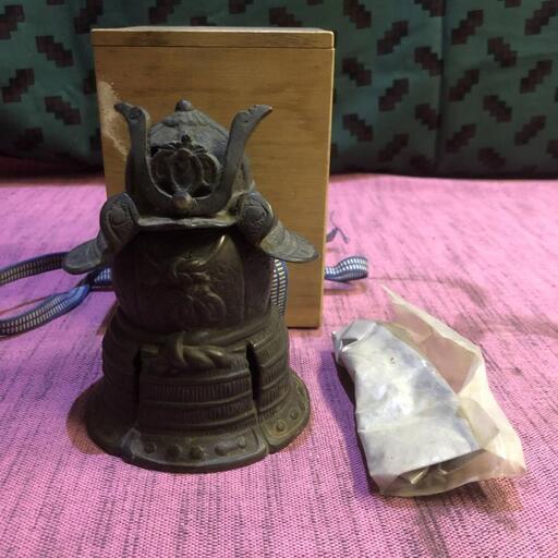驚きの安さ 骨董 蔵出し品 銅器 古い香炉 彫金細工 鎧兜 武具甲冑型 灰 箱付 コレクション