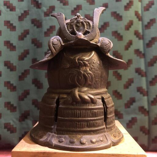 骨董　蔵出し品　銅器　古い香炉　彫金細工　鎧兜　武具甲冑型　灰　箱付 骨董 蔵出し品 銅器 古い香炉 彫金細工 鎧兜 武具甲冑型 灰 箱付