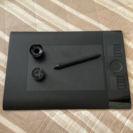 Wacom Intuos4  PTK-640　ペンタブレット