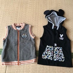 ミッキーのベストとグレーのベスト