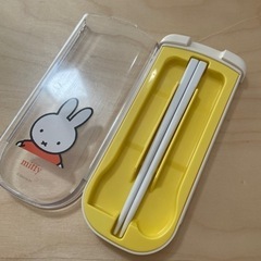フォークスプーンお箸セットのケースと箸の画像
