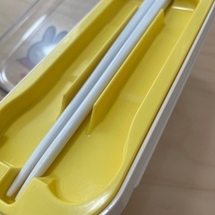 フォークスプーンお箸セットのケースと箸の画像