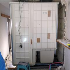 キャンプ場。別荘、ミニハウスに、トイレ付ユニットバスの画像