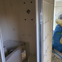 キャンプ場。別荘、ミニハウスに、トイレ付ユニットバスの画像