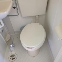 キャンプ場。別荘、ミニハウスに、トイレ付ユニットバスの画像