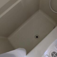 キャンプ場。別荘、ミニハウスに、トイレ付ユニットバスの画像