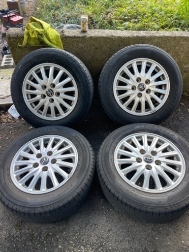 車のパーツ タイヤ、ホイール