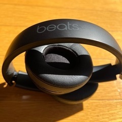 beatsワイヤレスヘッドホン　カバー付きの画像