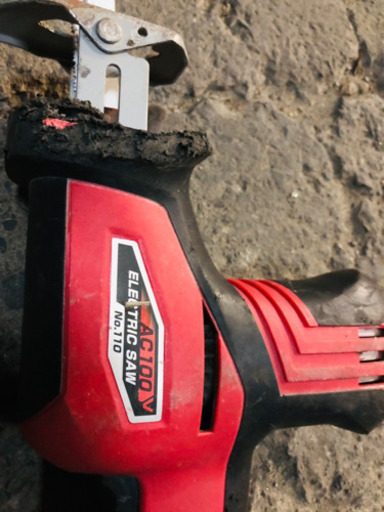 鋸とカッター 4台セット出します。