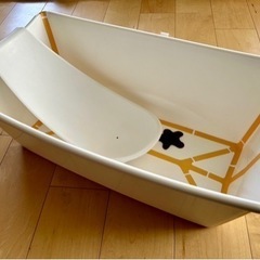【売約済み]収納抜群！小さくなるストッケ　STOKKE ベビーバス　ニューボーンサポート付きの画像