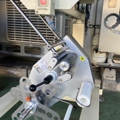 自動上下シール貼り機の画像