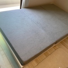 ベッドフレーム ＆ 三つ折りマットレスセット✨セミダブルの画像