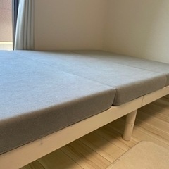 ベッドフレーム ＆ 三つ折りマットレスセット✨セミダブルの画像