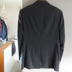 お洒落な細いストライプ柄のGAGNY製３シーズンスーツ の画像