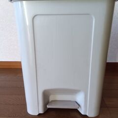 ペダル式ゴミ箱