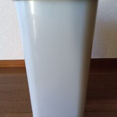 ペダル式ゴミ箱の画像
