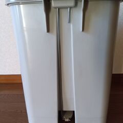 ペダル式ゴミ箱の画像