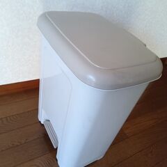 ペダル式ゴミ箱の画像