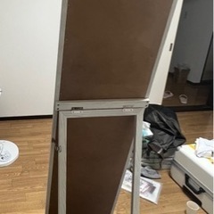 全身をしっかりチェックできる幅広鏡面タイプ の画像